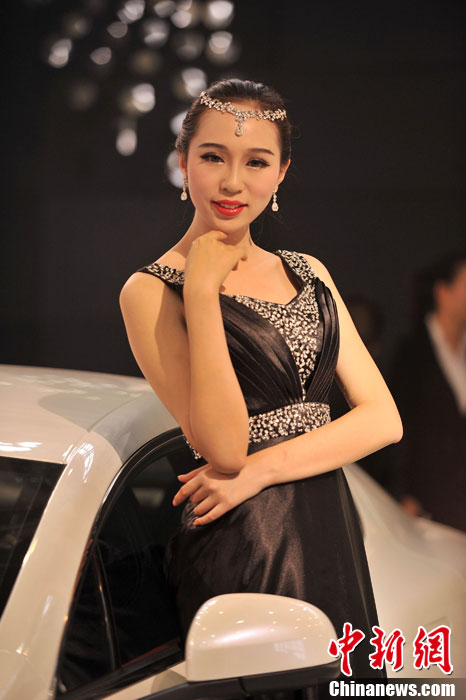 Sexys modelos chinas con poca ropa en autoshow