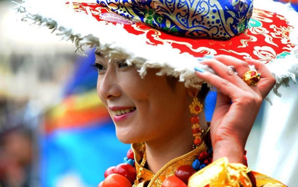 Show de trajes folklóricos en Tíbet1
