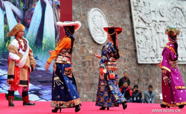 Show de trajes folklóricos en Tíbet2