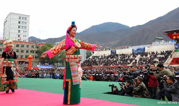 Show de trajes folklóricos en Tíbet3