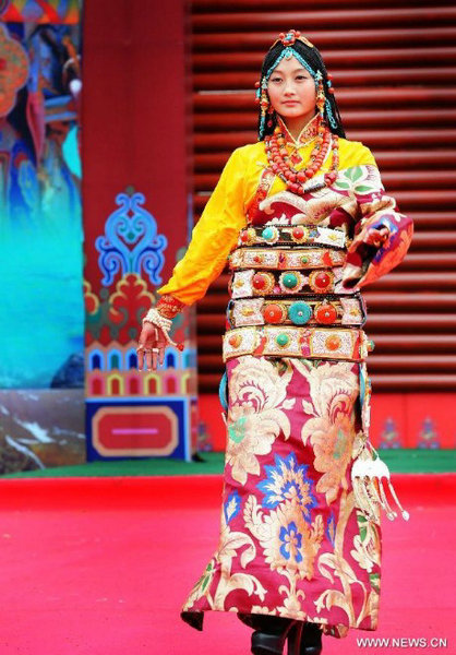 Show de trajes folklóricos en Tíbet4