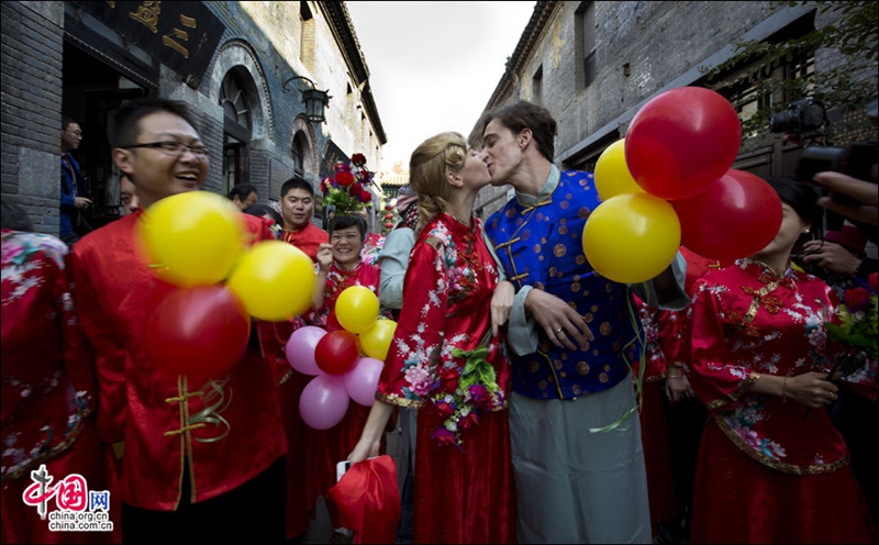 20 parejas celebran su boda de estilo tradicional chino en antiguo pueblo Zhoucun