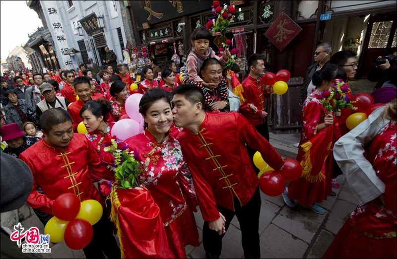 20 parejas celebran su boda de estilo tradicional chino en antiguo pueblo Zhoucun5
