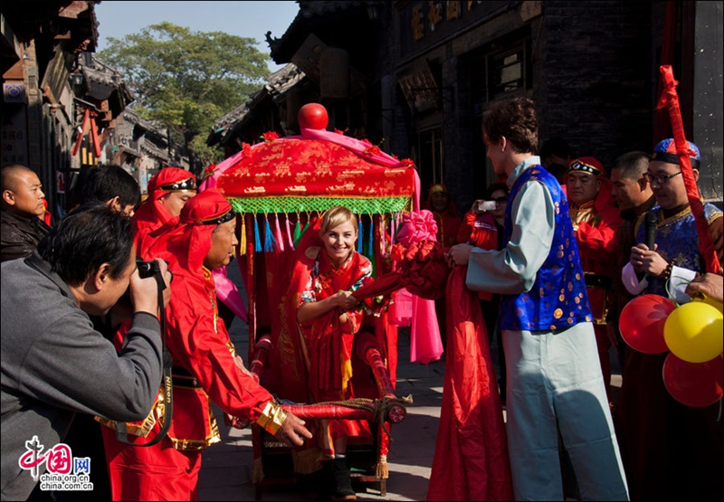 20 parejas celebran su boda de estilo tradicional chino en antiguo pueblo Zhoucun6