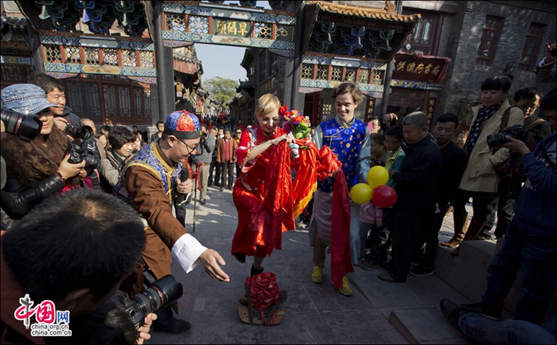 20 parejas celebran su boda de estilo tradicional chino en antiguo pueblo Zhoucun8