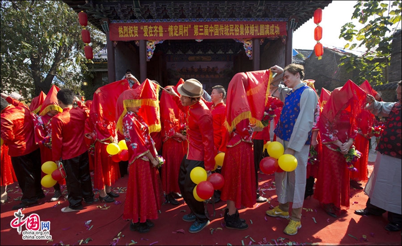 20 parejas celebran su boda de estilo tradicional chino en antiguo pueblo Zhoucun9