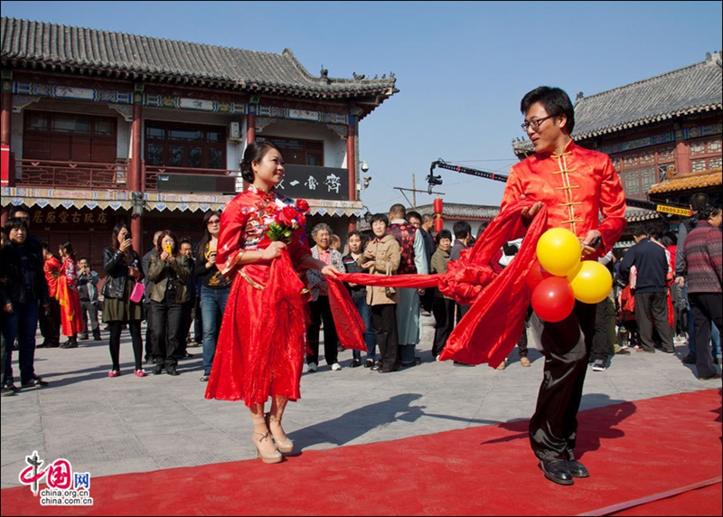 20 parejas celebran su boda de estilo tradicional chino en antiguo pueblo Zhoucun10