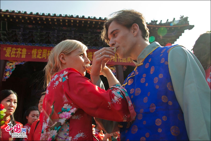 20 parejas celebran su boda de estilo tradicional chino en antiguo pueblo Zhoucun12