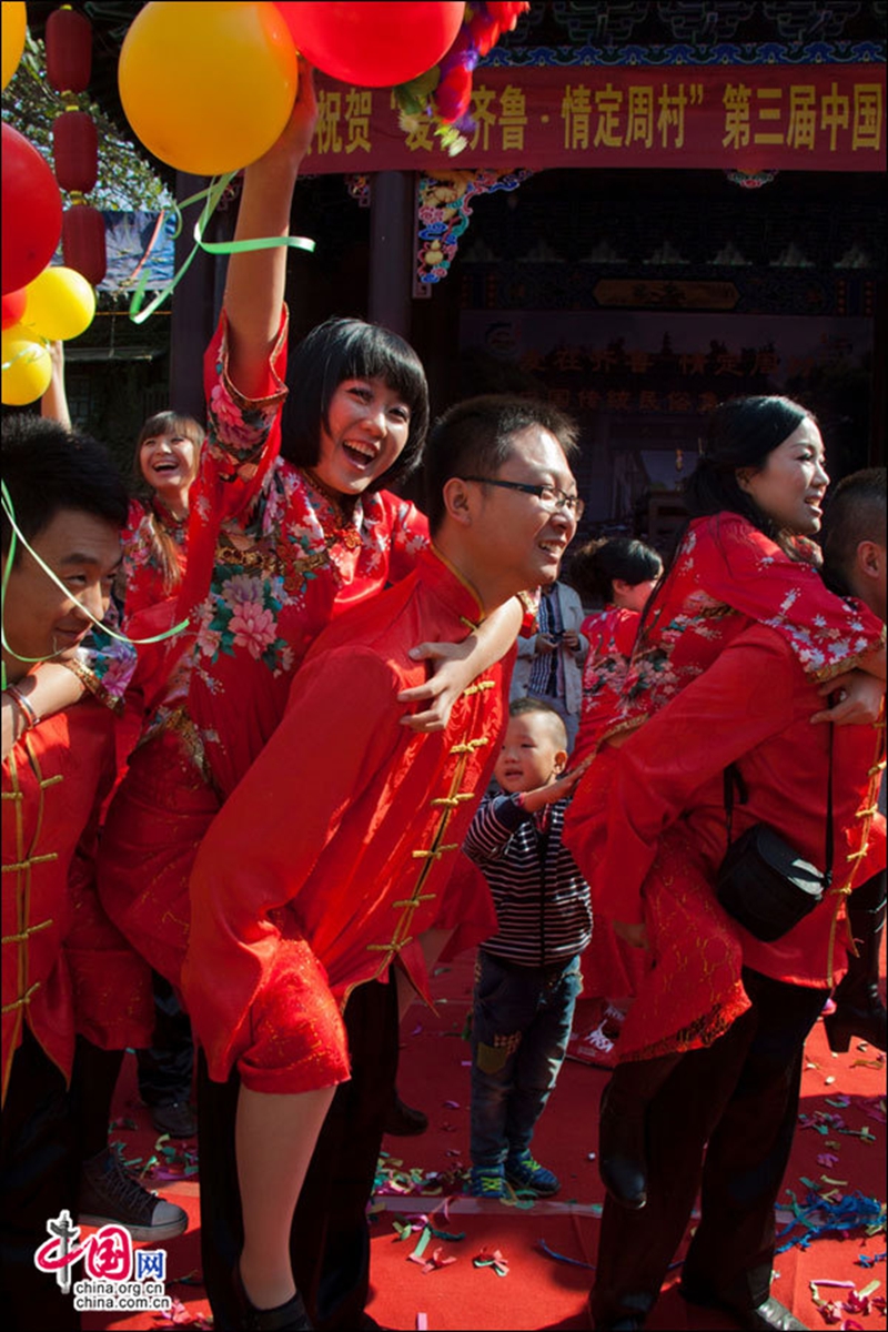 20 parejas celebran su boda de estilo tradicional chino en antiguo pueblo Zhoucun13