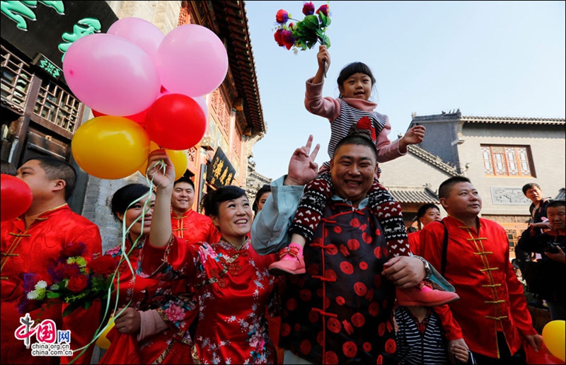 20 parejas celebran su boda de estilo tradicional chino en antiguo pueblo Zhoucun14