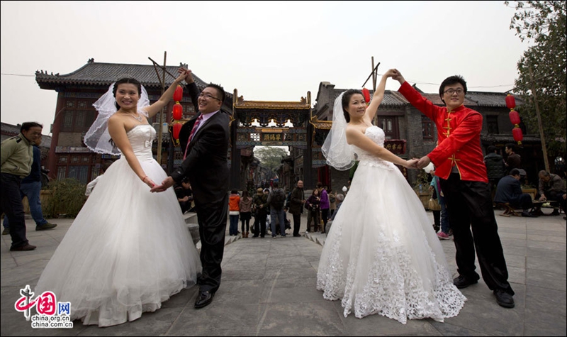 20 parejas celebran su boda de estilo tradicional chino en antiguo pueblo Zhoucun17