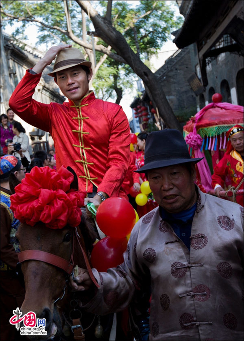 20 parejas celebran su boda de estilo tradicional chino en antiguo pueblo Zhoucun18