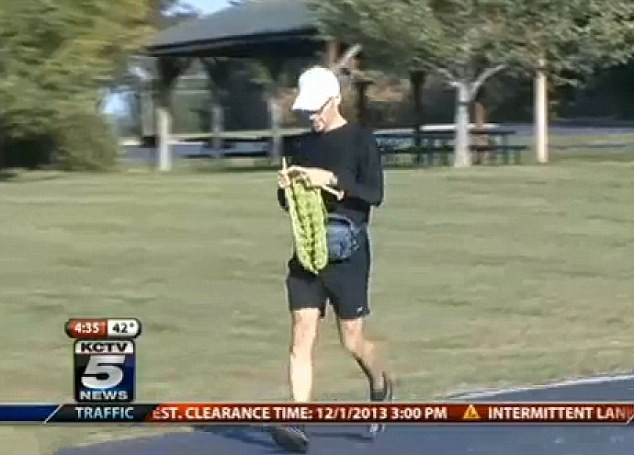 David Babcock, corre maratón, teje bufanda y marca el récord mundial a la misma hora1