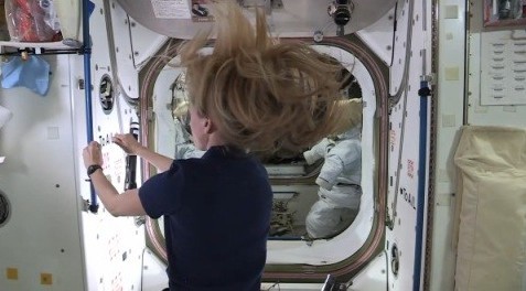 Una astronauta demuestra cómo una sola hebra de cabello sirve para impulsarse en el espacio