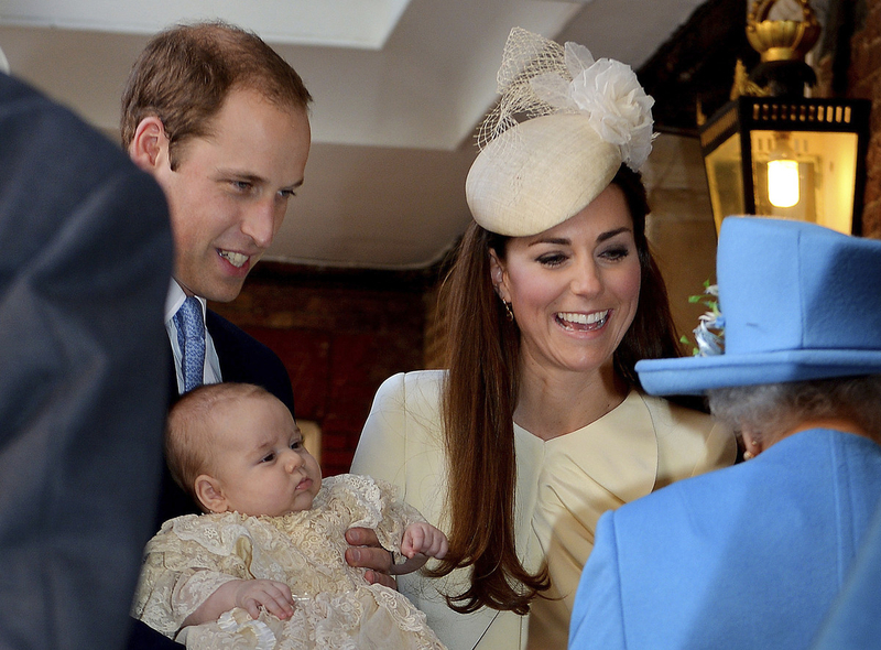 El príncipe George recibe su bautizo acompañado por sus padres2