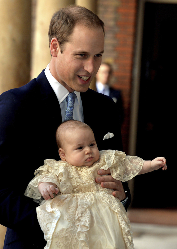El príncipe George recibe su bautizo acompañado por sus padres4