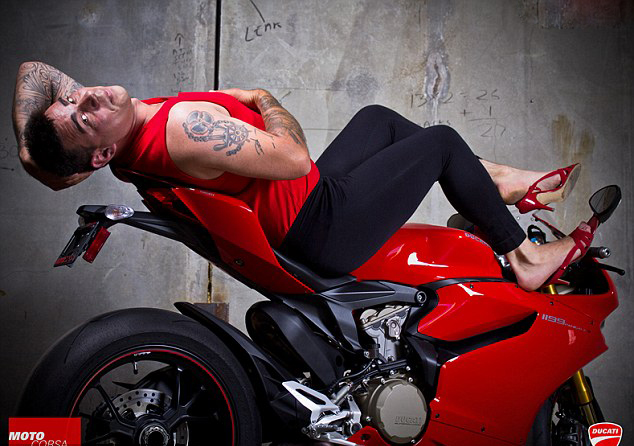 ¡Divertido! Hombres posan sexys con moto