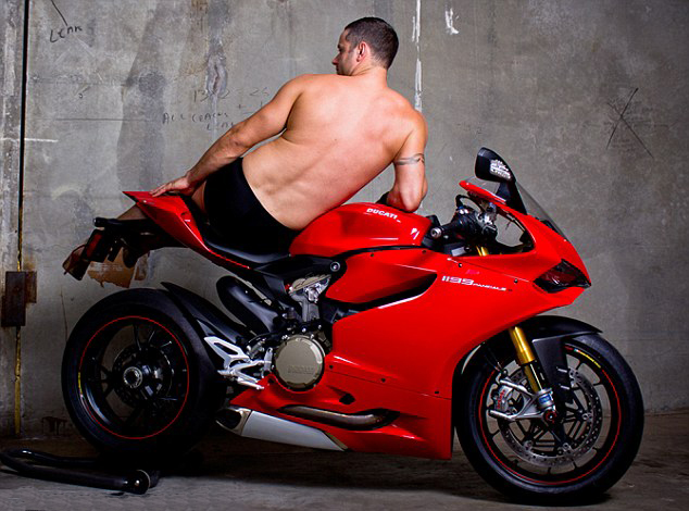 ¡Divertido! Hombres posan sexys con moto