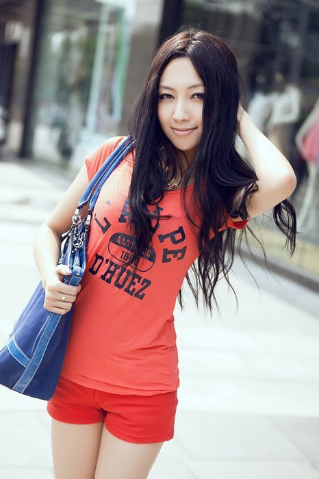 Famosa modelo china Songguo&apos;er luce tetas grandes