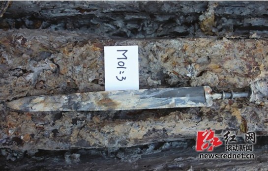 Descubren brillante espada de hace dos mil años en tumba antigua de Miluo, Hunan1