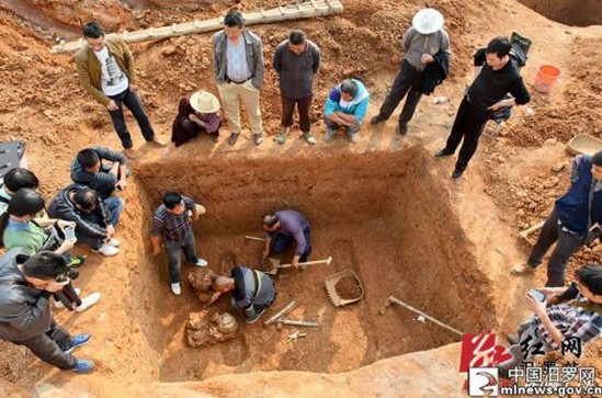 Descubren brillante espada de hace dos mil años en tumba antigua de Miluo, Hunan2