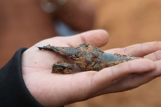 Descubren brillante espada de hace dos mil años en tumba antigua de Miluo, Hunan3