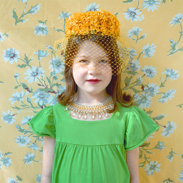 Niñas angelicales de 7 años con sombreros de flores7