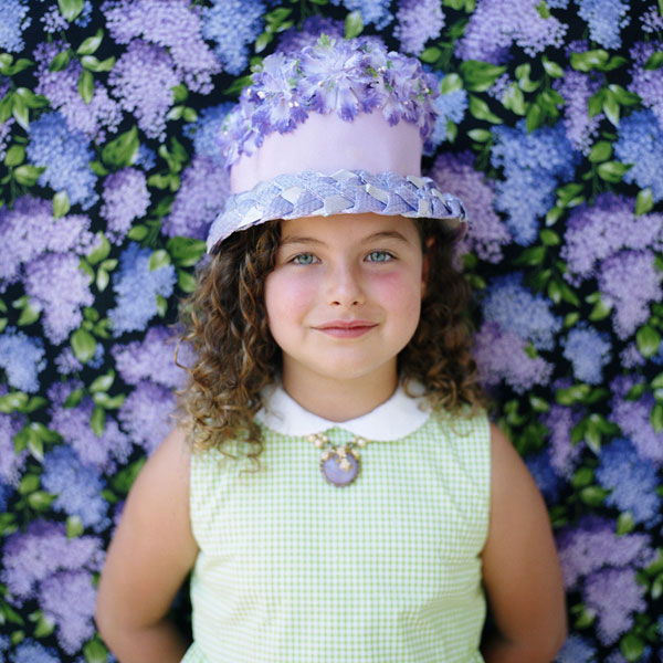 Niñas angelicales de 7 años con sombreros de flores8