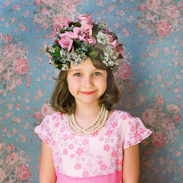 Niñas angelicales de 7 años con sombreros de flores1