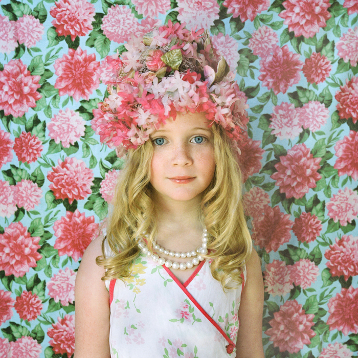 Niñas angelicales de 7 años con sombreros de flores2