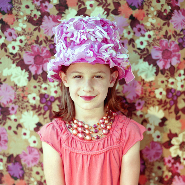 Niñas angelicales de 7 años con sombreros de flores4