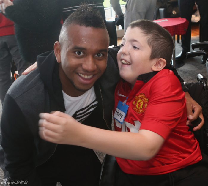 Los jugadores del Manchester United visitaron a los aficionados discapacitados 8