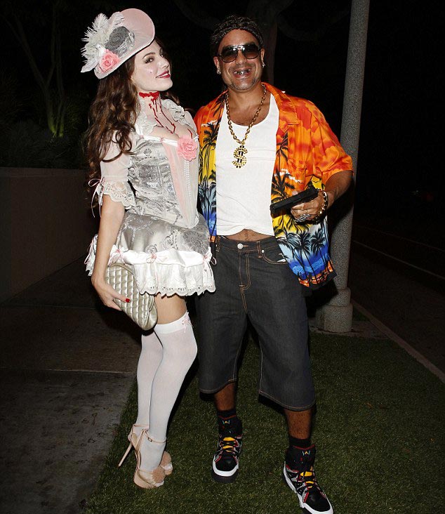 Sexy disfraz de reina de Kelly Brook en Festival de Halloween