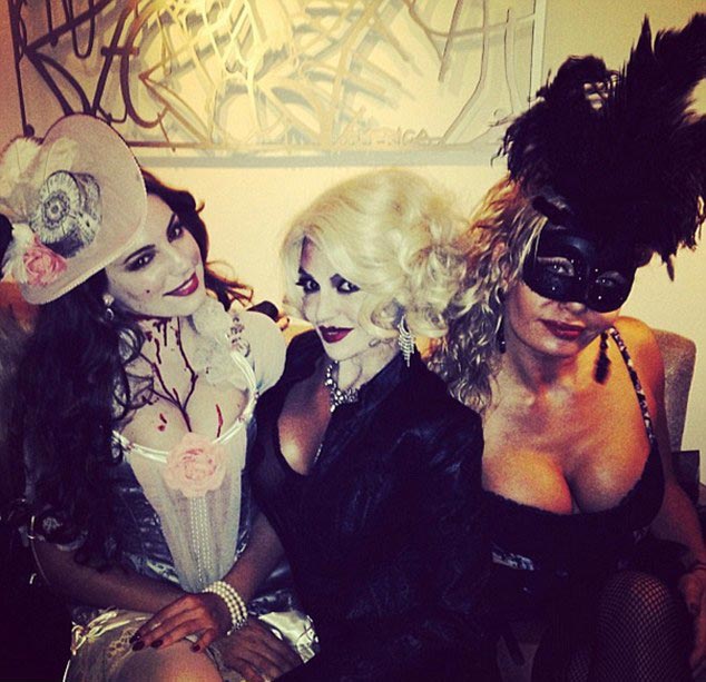 Sexy disfraz de reina de Kelly Brook en Festival de Halloween