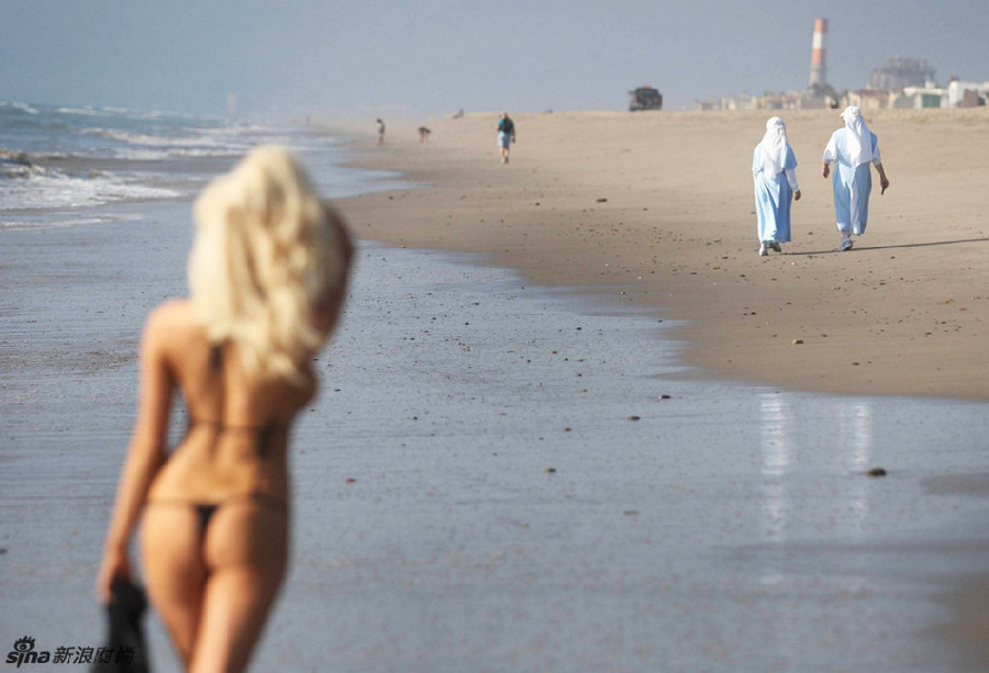 Famosa modelo Courtney Stodden muestra pechos gigantes en playa
