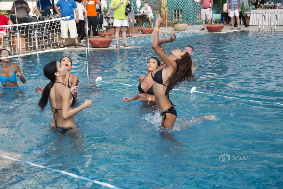 Mujeres transexuales tailandesas juegan voleibol en la piscina 