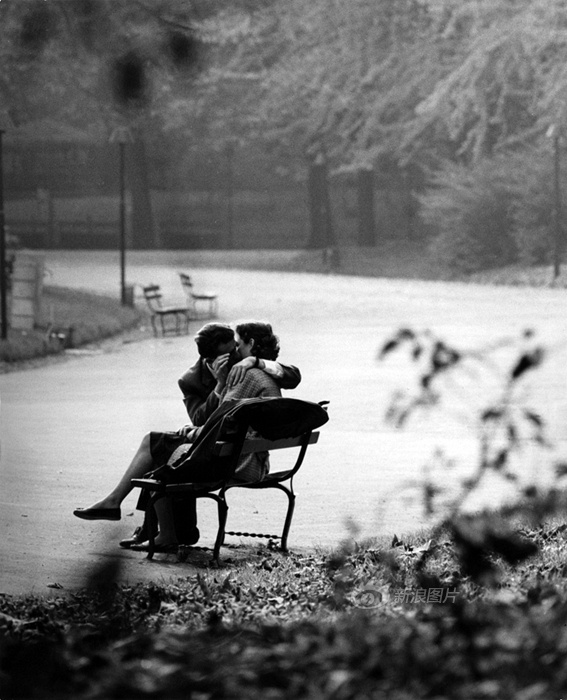 El amor en balnco y negro por la lente de Mario De Biasi