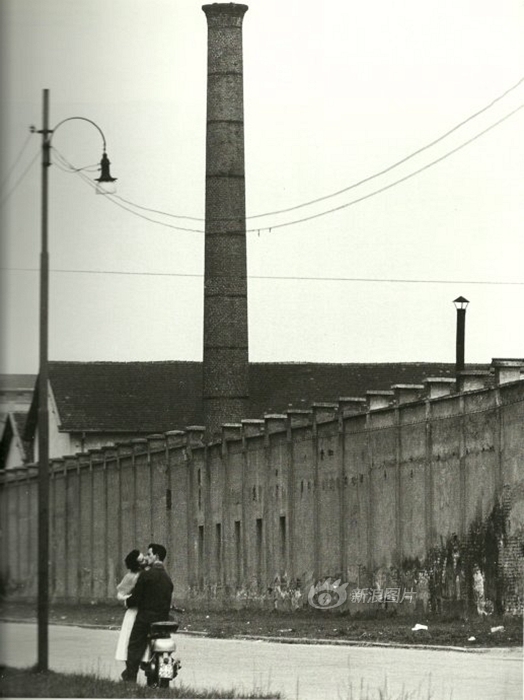 El amor en balnco y negro por la lente de Mario De Biasi6