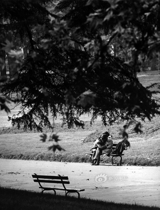 El amor en balnco y negro por la lente de Mario De Biasi8