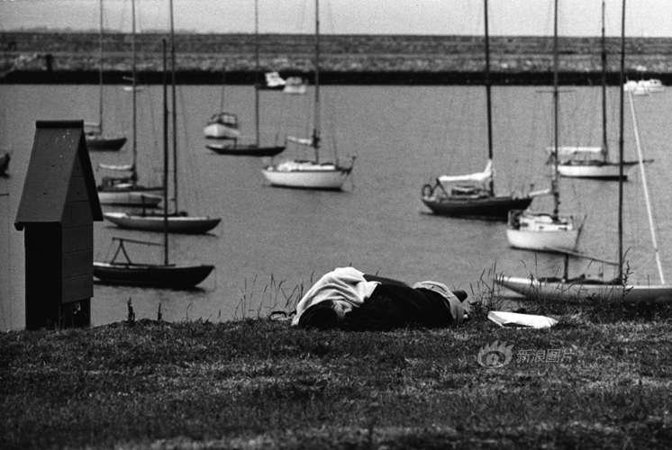 El amor en balnco y negro por la lente de Mario De Biasi12