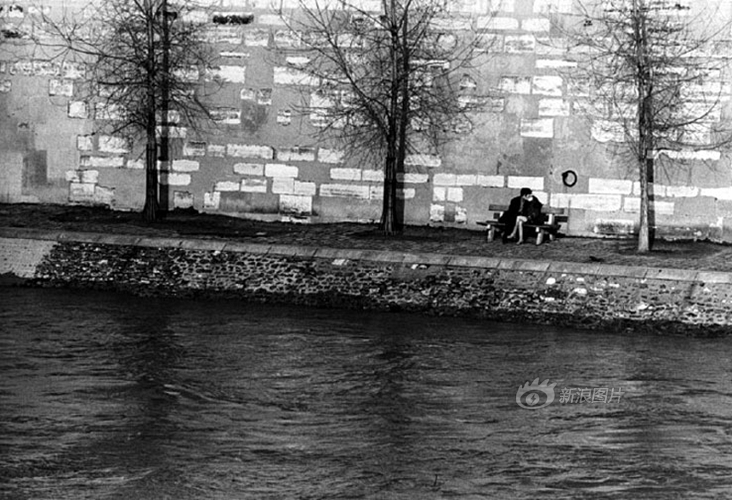 El amor en balnco y negro por la lente de Mario De Biasi13