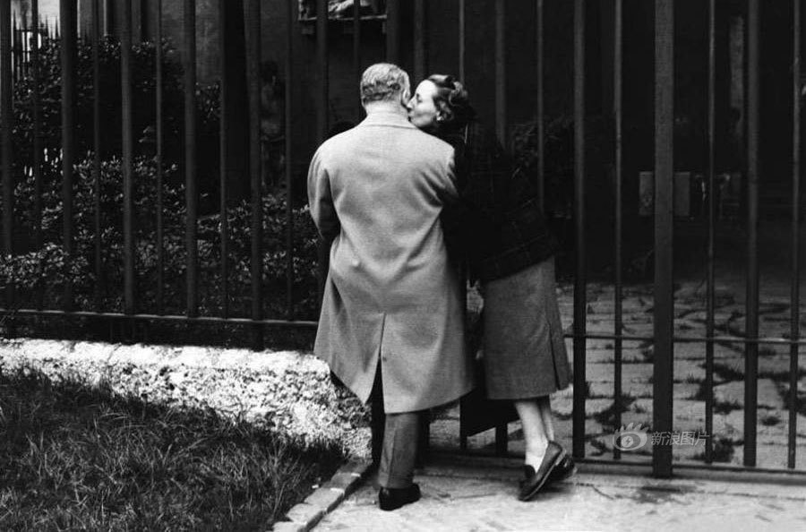 El amor en balnco y negro por la lente de Mario De Biasi14