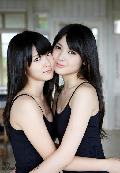 Yajima Maimi y Suzuki Airi, dos japonesas posa sexy mojadas juntas
