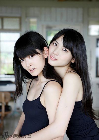 Yajima Maimi y Suzuki Airi, dos japonesas posa sexy mojadas juntas