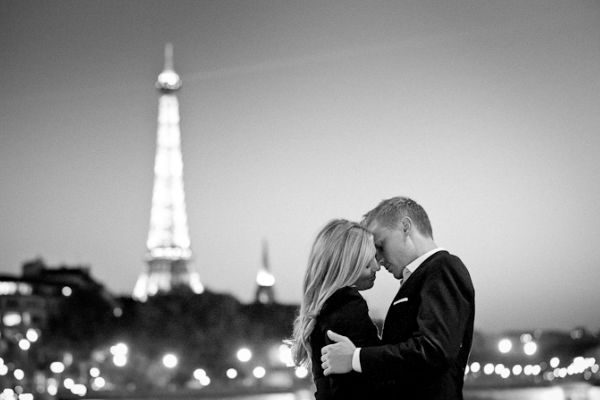 En la Torre Eiffel, París. Sin duda París se una ciudad que se ha ganado la cualidad de ser romántica. Quién no ha pensado en viajar a Francia con el amor de su vida y besarse teniendo como paisaje la Torre Eiffel.