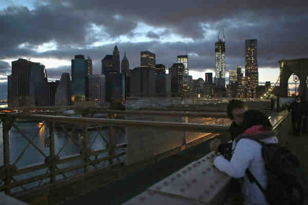 En el puente Brooklyn, New York. Es uno de los puentes más fotografiados del mundo y, seguramente, donde más besos se han dado parejas enamoradas.