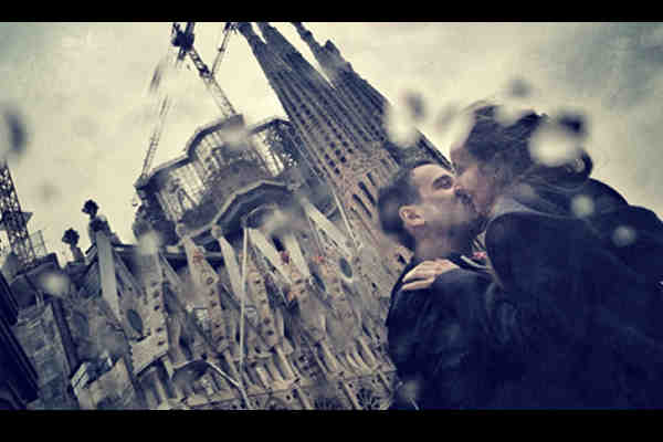 En las afueras de la Iglesia de la Sagrada Familia, Barcelona, España. Desde el 19 de marzo de 1882, este templo ha sido escenario de múltiples acontecimientos, y muchos de ellos han sido besos de amor romántico.