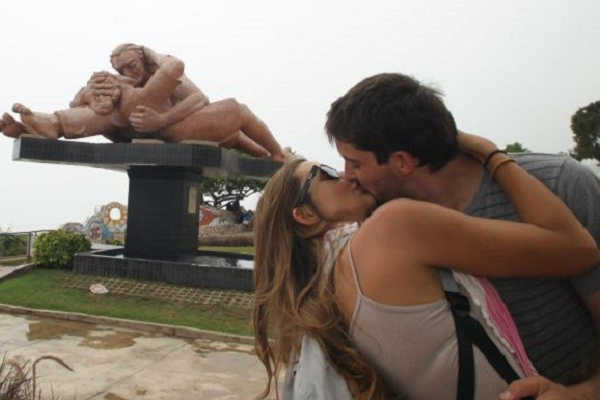 En “El Beso del Malecón”, Lima. Su nombre lo dice todo, es el lugar ideal para sellar su amor con un beso inigualable.
