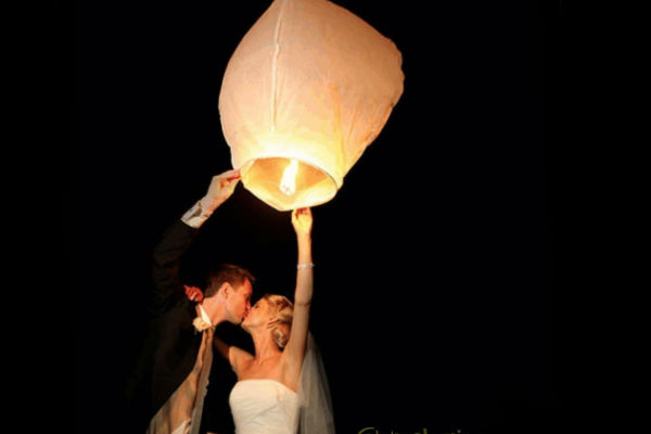Soltando un globo de cantoya. La oscuridad puede ser el mejor marco para encender un globo de cantoya que ilumine el instante del beso perfecto.