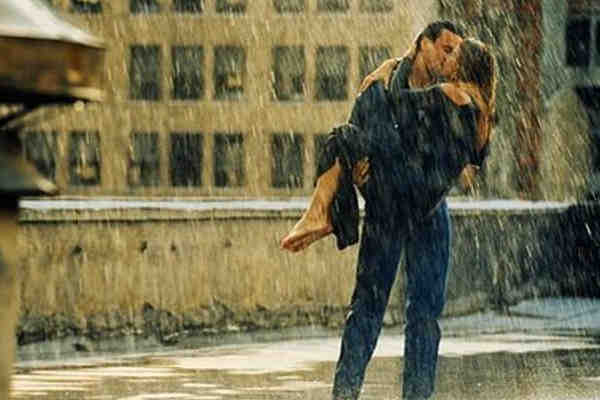 Bajo la lluvia. Besarse bajo la lluvia es una de las experiencias más lindas, pues no importan el clima ni los inconvenientes, todo lo que deseas es amar a la otra persona.